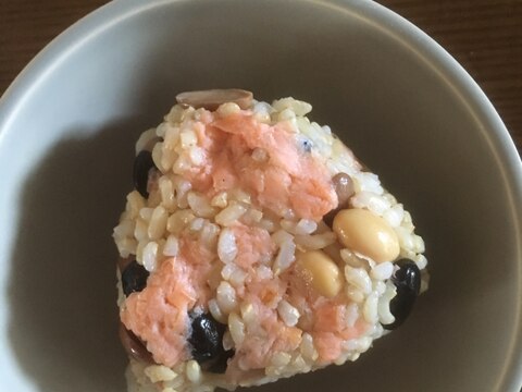 塩鮭と二色の豆、玄米おにぎり